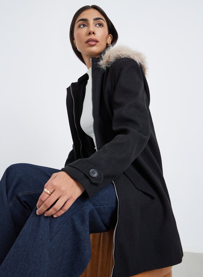 ستايلي معطف طويل بمظهر صوف وتفاصيل فرو صناعي - Image 1