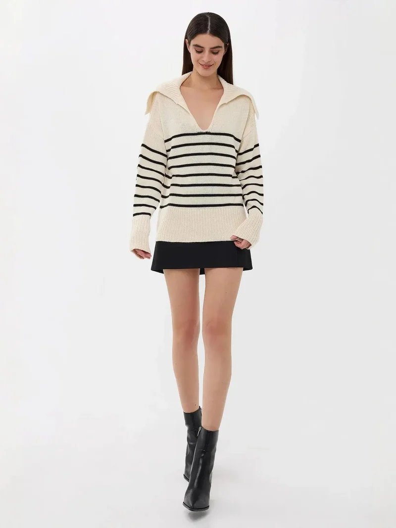 زوبعة كنزة بياقة على شكل حرف  مخططة