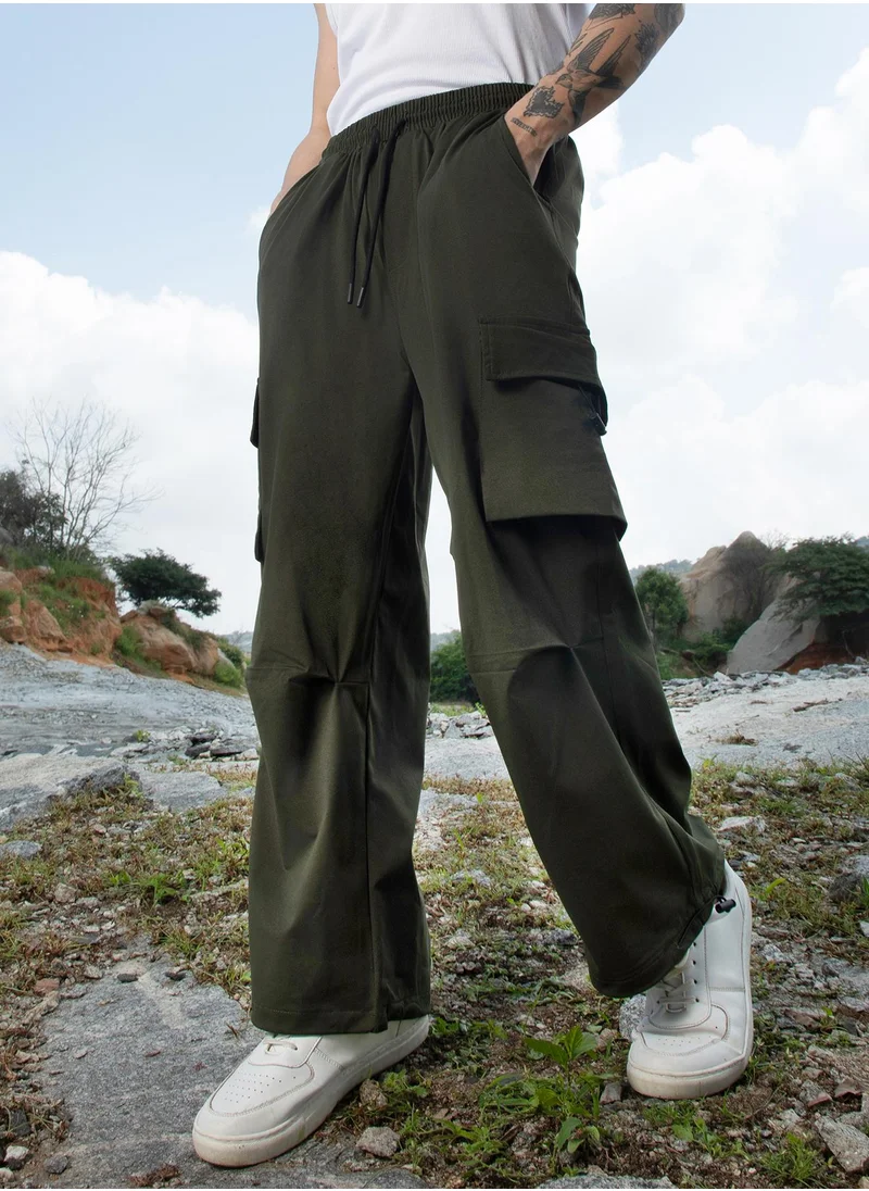 كامبوس سوترا Campus Sutra Men's Army Green Solid Cargo Parachute Trousers For Casual Wear | Relaxed Fit | Low-Rise | Button Closure | Cargo Pants Crafted With Comfort Fit For Everyday Wear
