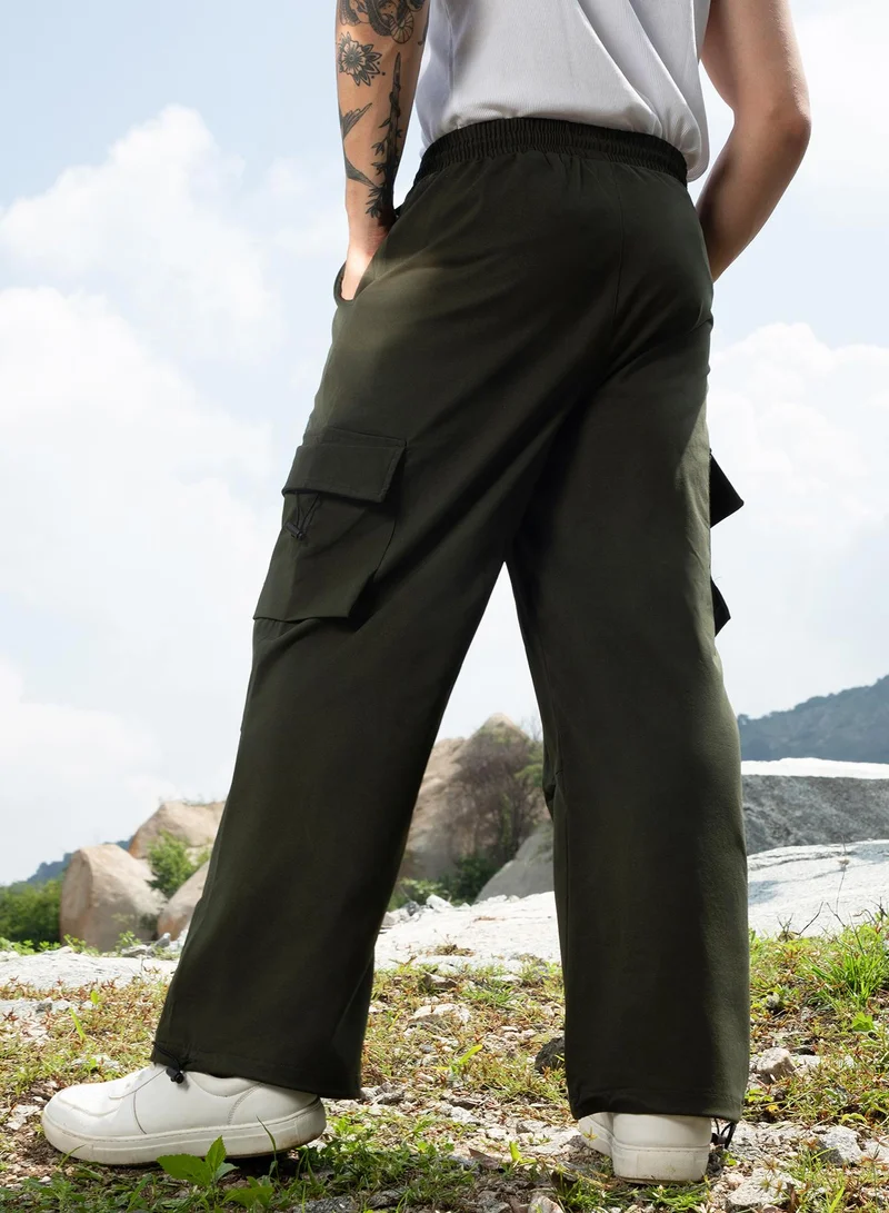 Campus Sutra Campus Sutra Men's Army Green Solid Cargo Parachute Trousers For Casual Wear | Relaxed Fit | Low-Rise | Button Closure | Cargo Pants Crafted With Comfort Fit For Everyday Wear