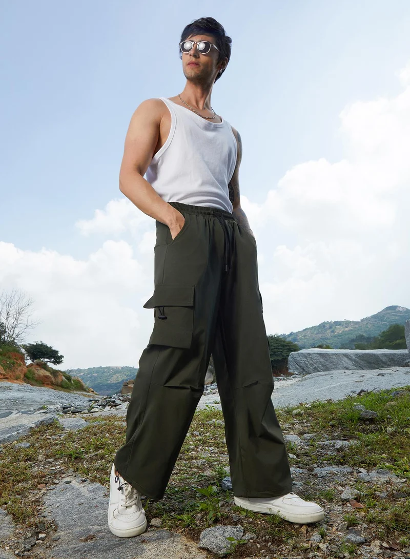 Campus Sutra Campus Sutra Men's Army Green Solid Cargo Parachute Trousers For Casual Wear | Relaxed Fit | Low-Rise | Button Closure | Cargo Pants Crafted With Comfort Fit For Everyday Wear