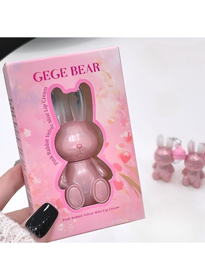 دب جيجي كريم الشفاه "فيلفيت ميست" (Velvet Mist) من Gege Bear | أحمر شفاه كوري بنمط "الأرنب الوردي" (Pink Rabbit) | تركيبة ثابتة مقاومة للتلطخ والانتقال | يمنح الشفاه مظهراً ناعماً وضبابياً | ألوان مطفية (مات) غنية بالأصباغ (وردي، أحمر، خوخي) | قوام خفيف وجيد التهوية يمنح شعوراً بنعومة السحاب | مثالي للمناسبات الخاصة ومكياج النساء والفتيات (الدرجة 04# Berry، وزن 1.8 جم) - Image 1