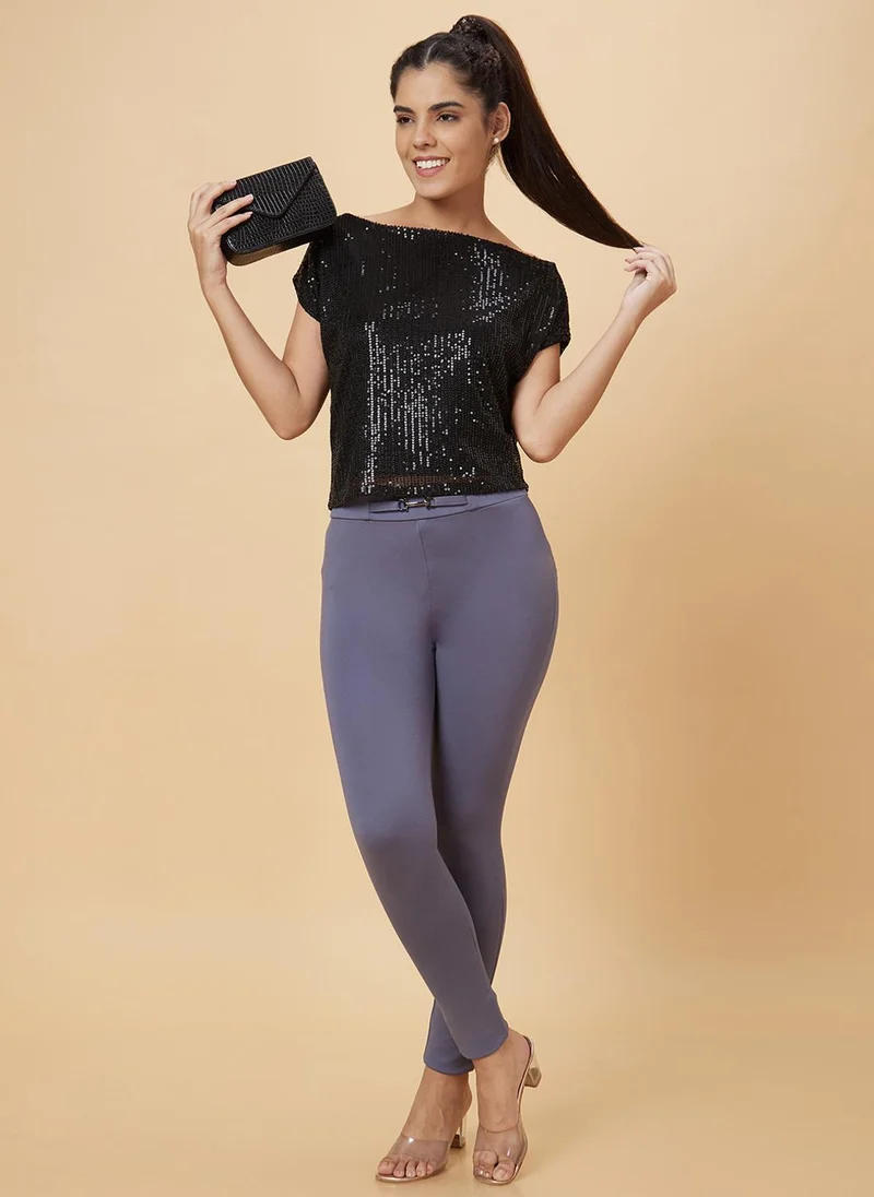 جلو باص بلوزة نسائية قصيرة بكتف واحد مزينة بالترتر من جلوبس