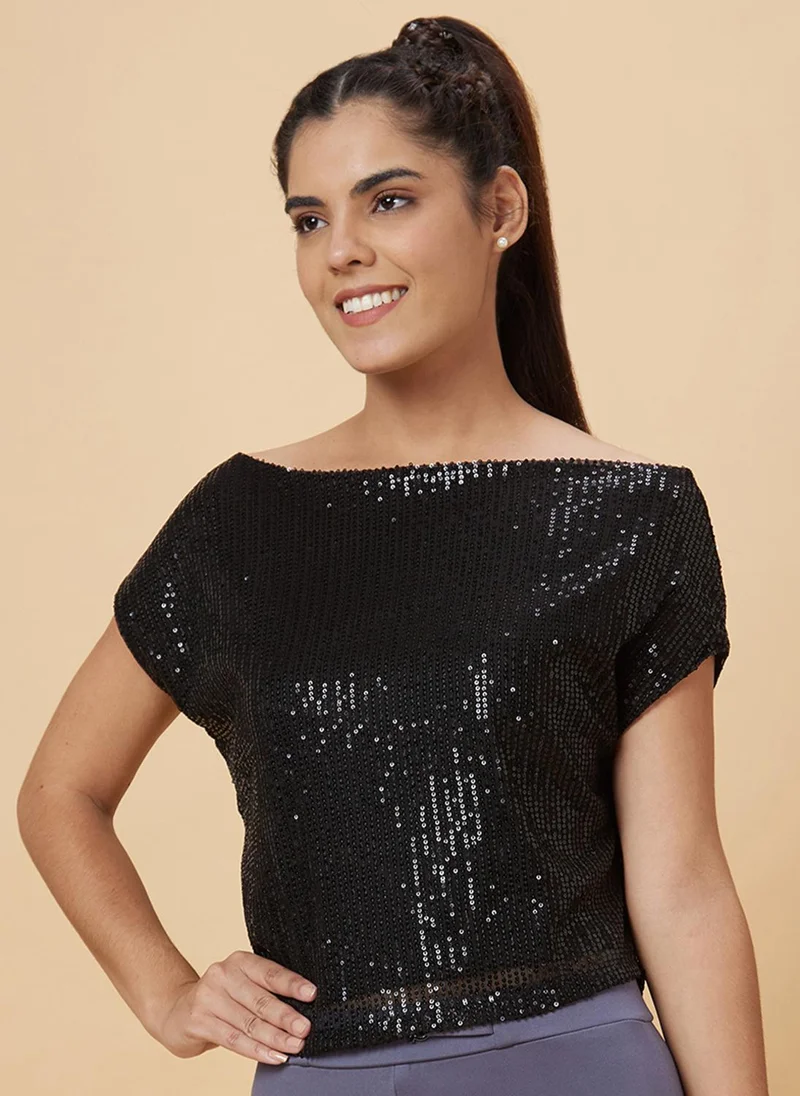 جلو باص بلوزة نسائية قصيرة بكتف واحد مزينة بالترتر من جلوبس