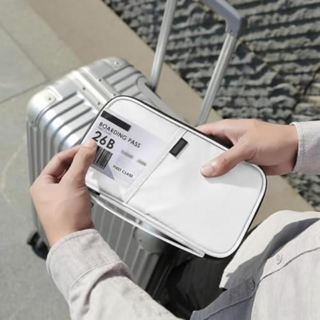 محفظة، حامل جواز سفر ووثائق عائلية، منظم حامل وثائق سفر مقاوم للماء بتقنية حجب RFID، مناسب للنساء والرجال، لحفظ بطاقات الهوية وبطاقات الائتمان وتذاكر الطيران والنقود المعدنية والهواتف - أبيض - Image 3
