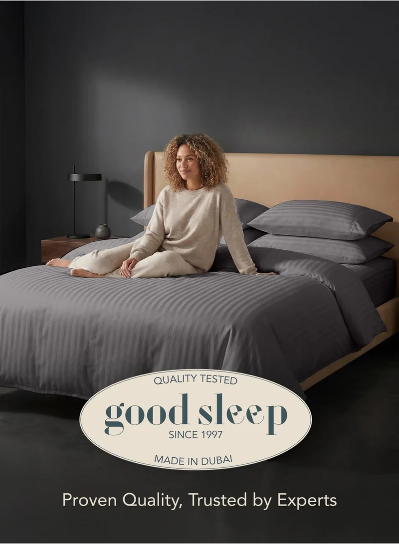 نوم جيد طقم غطاء لحاف كينج 6 قطع من Good Sleep | 220×240 سم | رمادي مخطط | غطاء لحاف بسحاب مع شرشف بمطاط و4 أكياس وسائد | قماش فائق النعومة ومقاوم للتجاعيد | صنع في دبي