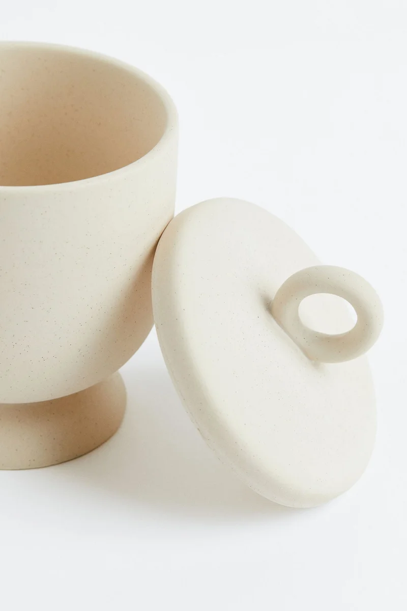 اتش اند ام وعاء من الفخار