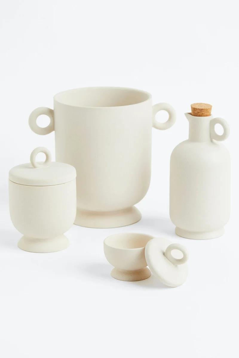 اتش اند ام وعاء من الفخار