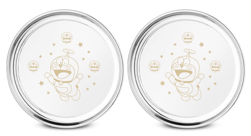 JSI أطباق عشاء مصممة من الفولاذ المقاوم للصدأ مقاومة للصدأ للأطفال (عبوة من 2 قطعة، 26 سم قطر) تصميم دورايمون المنقوش بالليزر | غير قابلة للكسر وأناقة خالدة - Image 1