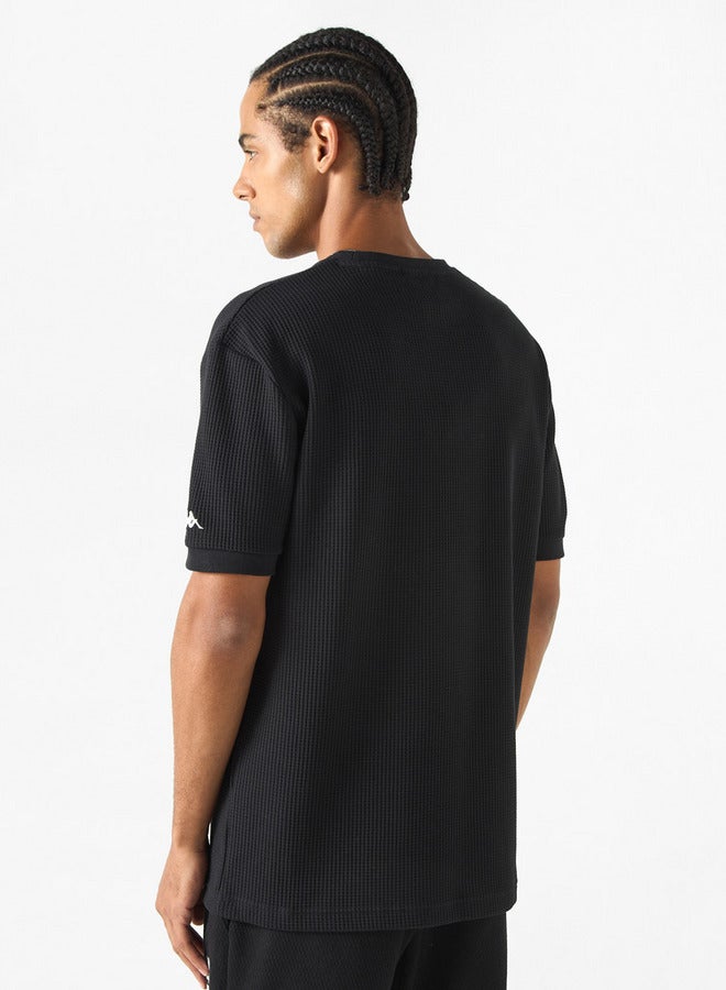 كابا تيشيرت بارز الملمس بياقة ضيقة وأكمام قصيرة من كابا - Image 3