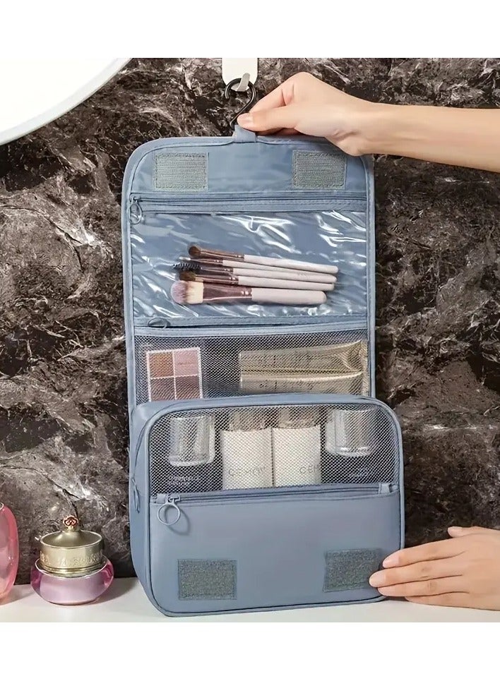 حقيبة لرجال و النساء مناسبة للتعليق في الحمام و مقاومه للماء و مناسبة للسفر تسطيع وضع ادوات الحلاقة و الكريمات و مزيلات العرق و ادوات التجميل و المكياج و محمولة واسعة و كبيره و خفيفة الوزن و قابلة للطي مع خطاف اذا احتجت لتعليقة في الحمام وقت الاستخدام لسهولة الوصول لادواتك او تعليقة في خطاف تعليق الملابس و الحقيبه مفتوحة شنطة تتميز بعدة جيوب للحفظ متعددة الاستخدامات حفظ ادوات الحلاقة الخاصة اذا اردت الذهاب الى صالون الحلاقة او  لتنظيم او تخزين او حفظ المكياج و مستحضراته او العطورات و الكريمات او الاكتسورات او المقتنيات الشخصية او الاقلام و غيرها مناسبة جدا في السفر و التنقلات و عملية في المنزل او النادي او الشاطئ او الاسترحات و حتي المخيمات حقيبة لطيفة يمكنك غسله و تنظيفها بسهوله لون الشنطة رمادي - Image 1