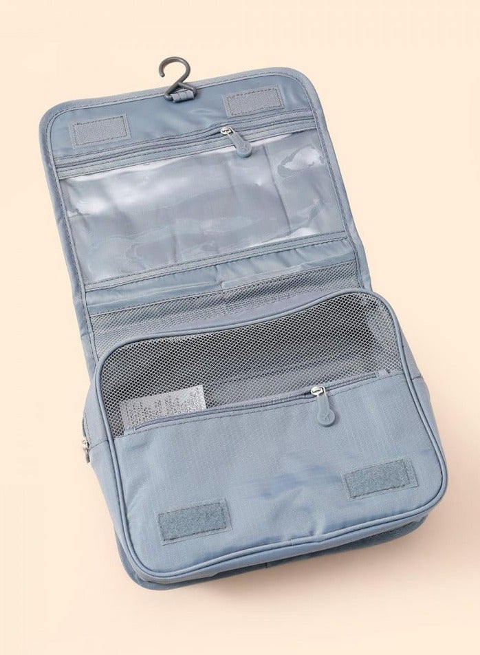 حقيبة لرجال و النساء مناسبة للتعليق في الحمام و مقاومه للماء و مناسبة للسفر تسطيع وضع ادوات الحلاقة و الكريمات و مزيلات العرق و ادوات التجميل و المكياج و محمولة واسعة و كبيره و خفيفة الوزن و قابلة للطي مع خطاف اذا احتجت لتعليقة في الحمام وقت الاستخدام لسهولة الوصول لادواتك او تعليقة في خطاف تعليق الملابس و الحقيبه مفتوحة شنطة تتميز بعدة جيوب للحفظ متعددة الاستخدامات حفظ ادوات الحلاقة الخاصة اذا اردت الذهاب الى صالون الحلاقة او  لتنظيم او تخزين او حفظ المكياج و مستحضراته او العطورات و الكريمات او الاكتسورات او المقتنيات الشخصية او الاقلام و غيرها مناسبة جدا في السفر و التنقلات و عملية في المنزل او النادي او الشاطئ او الاسترحات و حتي المخيمات حقيبة لطيفة يمكنك غسله و تنظيفها بسهوله لون الشنطة رمادي - Image 2