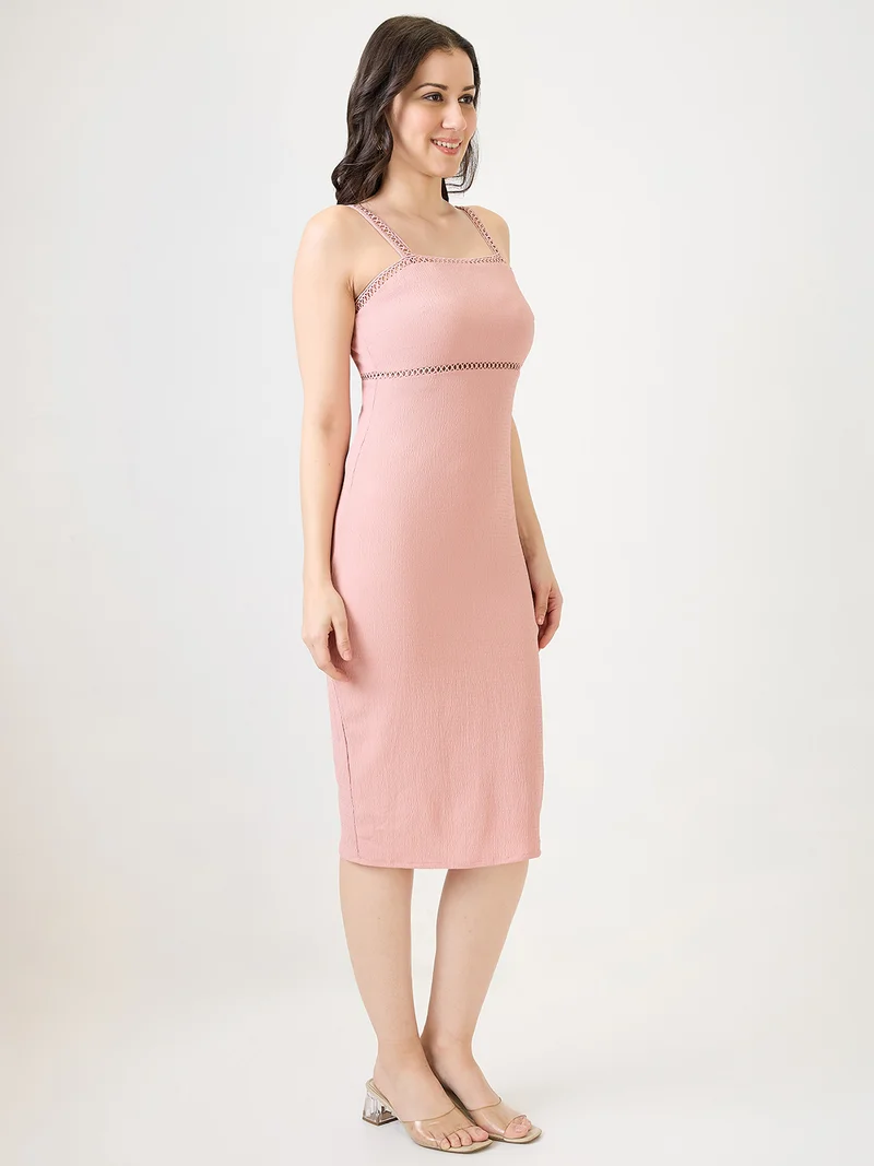 جلو باص فستان سهرة نسائي ميدي ضيق بلون وردي بتصميم ذاتي وحمالات كتف وفتحة خلفية ودانتيل