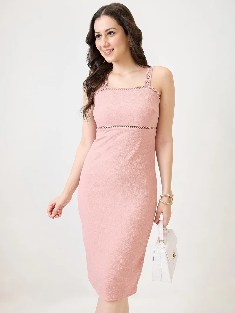 جلو باص فستان سهرة نسائي ميدي ضيق بلون وردي بتصميم ذاتي وحمالات كتف وفتحة خلفية ودانتيل