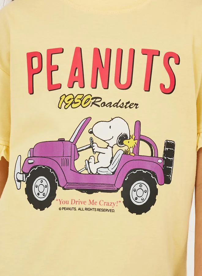 ستايلي تيشيرت بيج بطبعة peanuts وتفاصيل مكشكشة