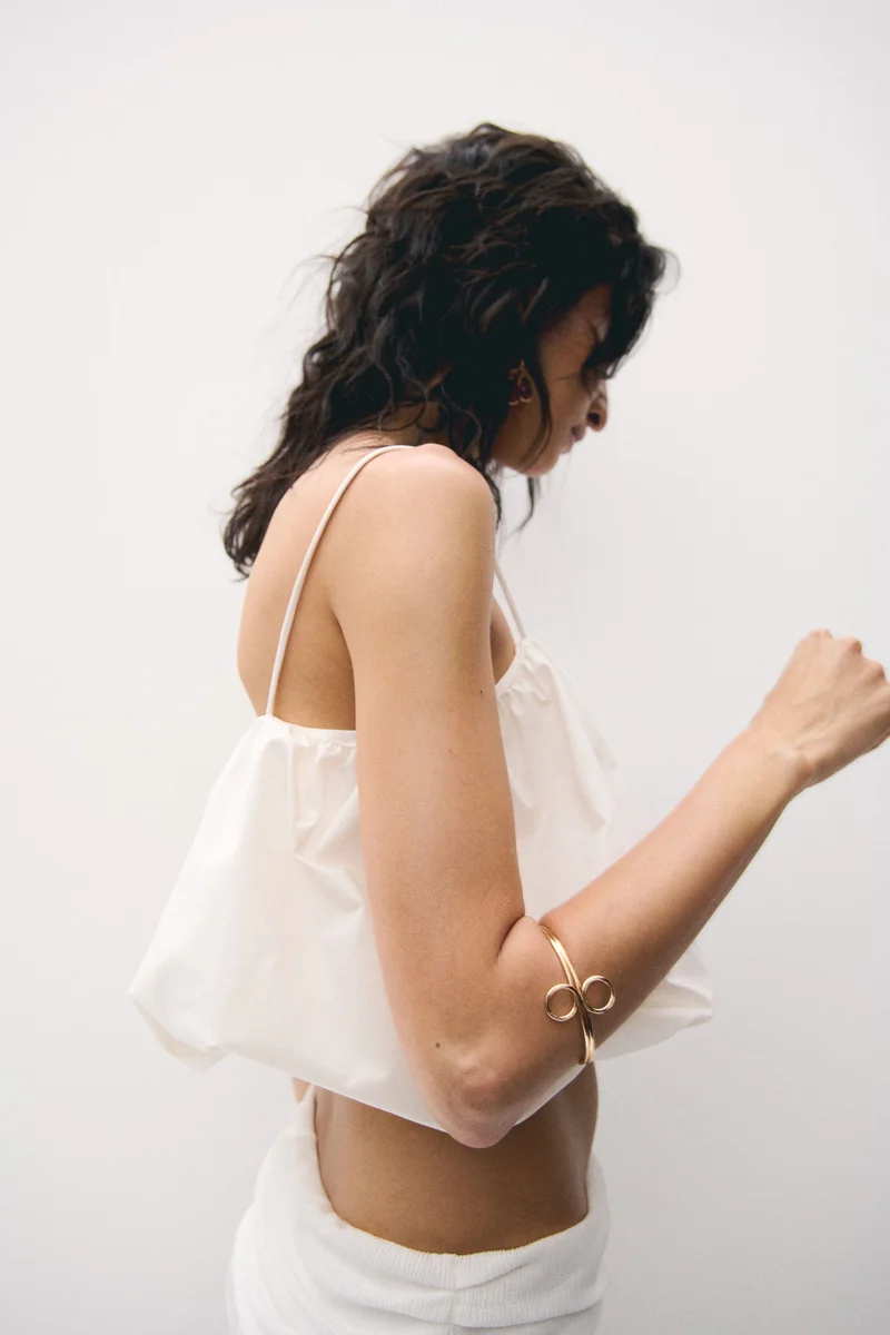 اتش اند ام سوار بتصميم أصفاد