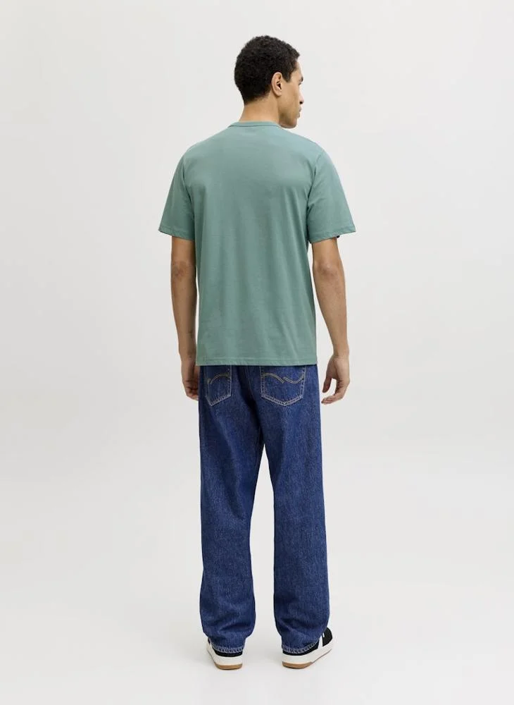 جاك اند جونز تيشيرت بياقة دائرية بتصميم شعار وقصة عادية