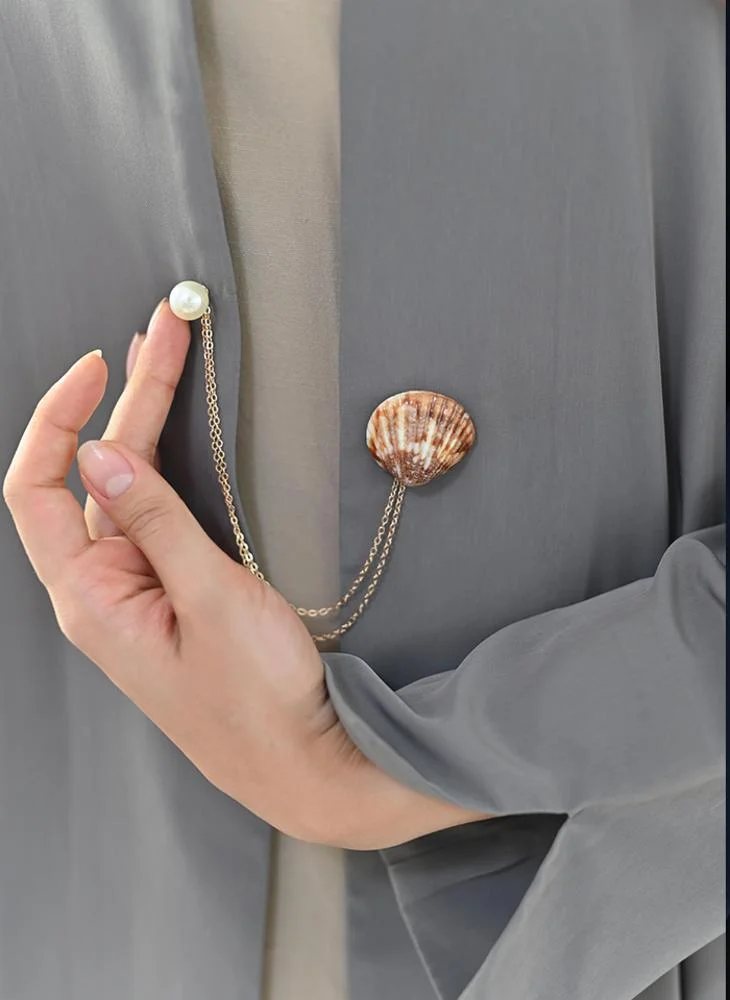 فن نصب عباية حرير مع بروش يدوي (صدفة ولؤلؤة)