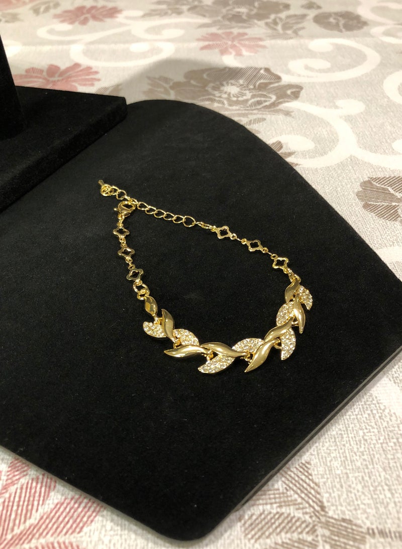 نيو ستايل اسوارة نسائية أنيقة مطلية باللون الذهبي عيار 18 ومرصعة بالزركون - Image 4