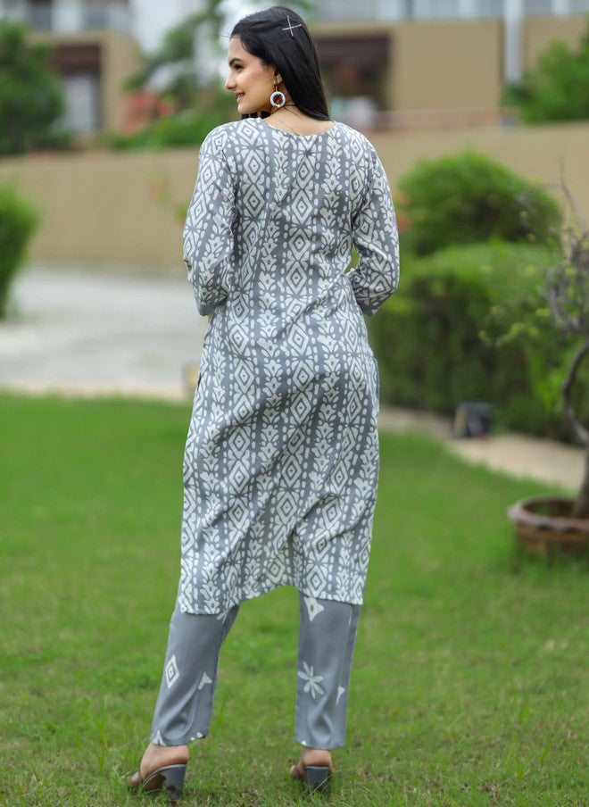 Women Basket طقم كورتا مستقيم مزخرف بالزهور للنساء مع بنطال - Image 4