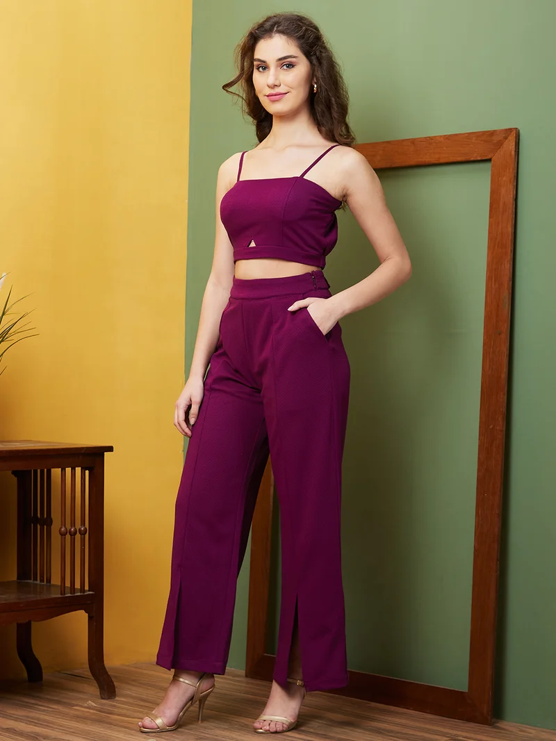 جلو باص طقم نسائي بنفسجي سادة من جلوبس مع بلوزة بحمالات وسروال