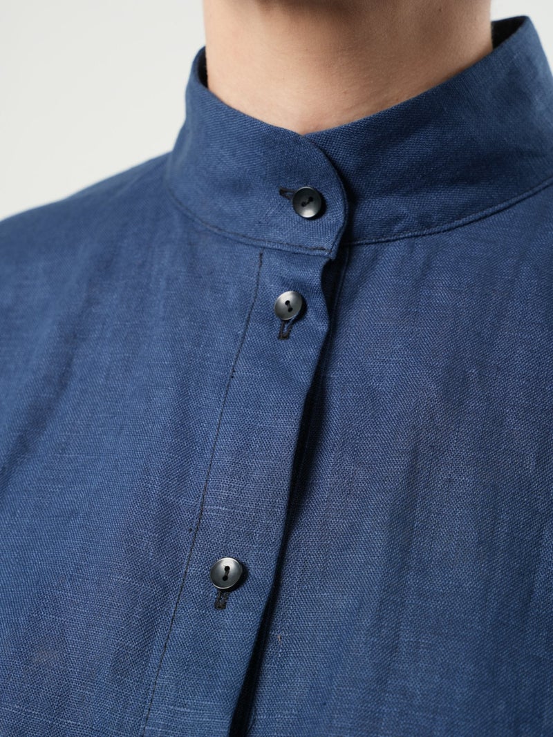 ميتامورفوزا فستان قميص كتان طويل لإطلالة عصرية باللون الأزرق - Image 4