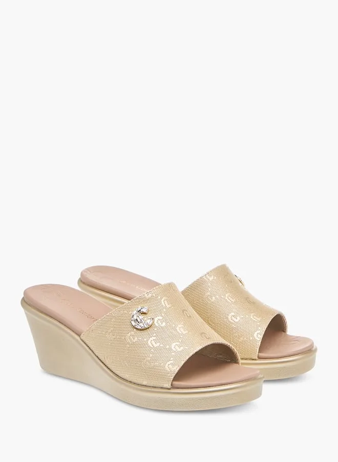 لو كونفورت صنادل نسائية بنعل ويدج بنقش المونوغرام
