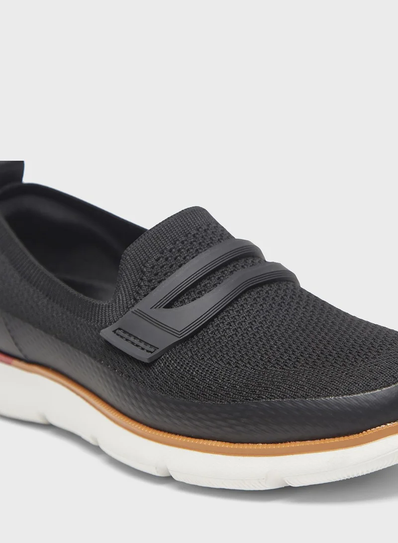 Le Confort Casual Low Top Sneakers