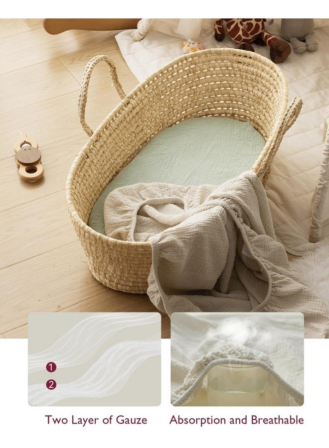 مام كوزي ملاءة سرير أطفال من Momcozy Muslin Fitted Bassinet، قطعتان من ملاءة مرتبة سرير الأطفال الناعمة القابلة للتنفس مقاس 32 بوصة × 16 بوصة، ملاءة سرير محايدة مانعة للانزلاق للأولاد والبنات، صغيرة، باللونين الأخضر والرمادي  - Image 4