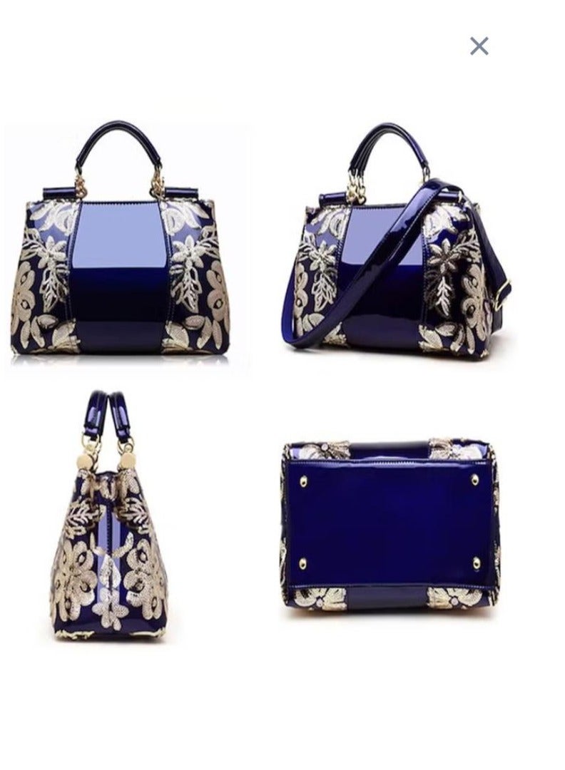 الاس هوم كوليكشن حقيبة كتف نسائية، اللون أزرق، مع لمسات جمالية على شكل ورود - Image 2