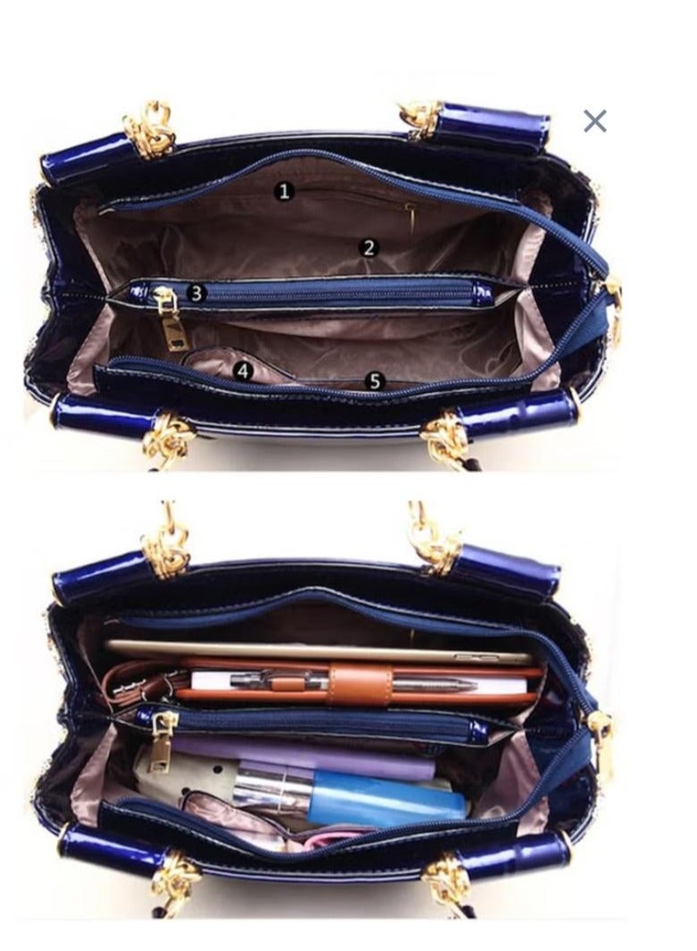 الاس هوم كوليكشن حقيبة كتف نسائية، اللون أزرق، مع لمسات جمالية على شكل ورود - Image 3