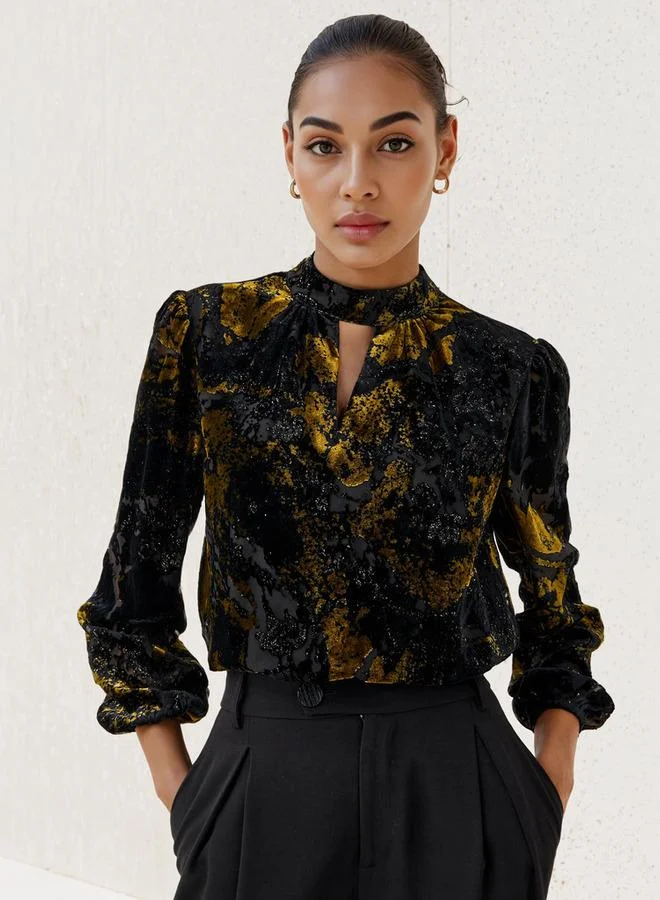 ايكونيك توب أيقوني بتفاصيل محترقة وياقة بفتحة مفتاح