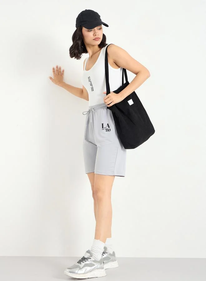 ستايلي شورت واسع مطبع بطبعة جرافيك