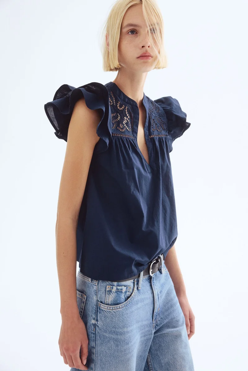 اتش اند ام بلوزة بتطريزات ذات نمط إنجليزي