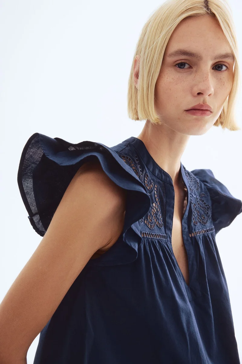 اتش اند ام بلوزة بتطريزات ذات نمط إنجليزي