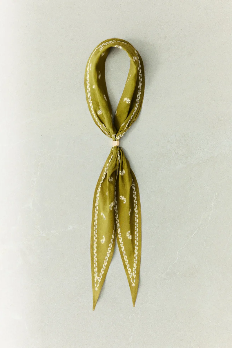 اتش اند ام وشاح للرقبة بتفاصيل خرز