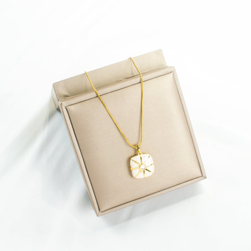 سلسلة أستانليس ستيل ذهبي مع دلاية باللون الأبيض مرصعة بفص زيركون - Image 1