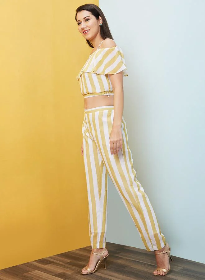 جلو باص طقم منسق من بنطال وبلوزة مخططة