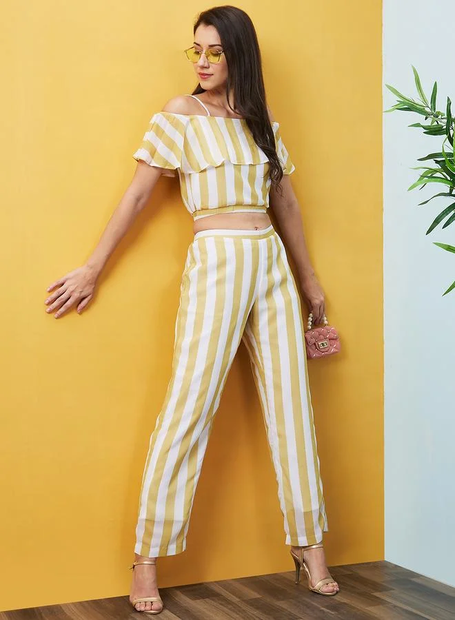 جلو باص طقم منسق من بنطال وبلوزة مخططة