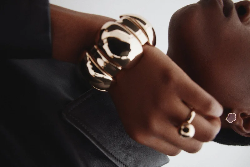 اتش اند ام إسوارة لليد