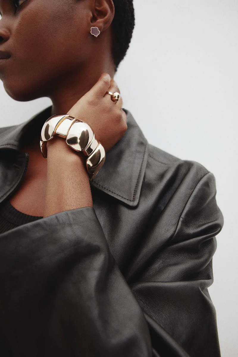 اتش اند ام إسوارة لليد