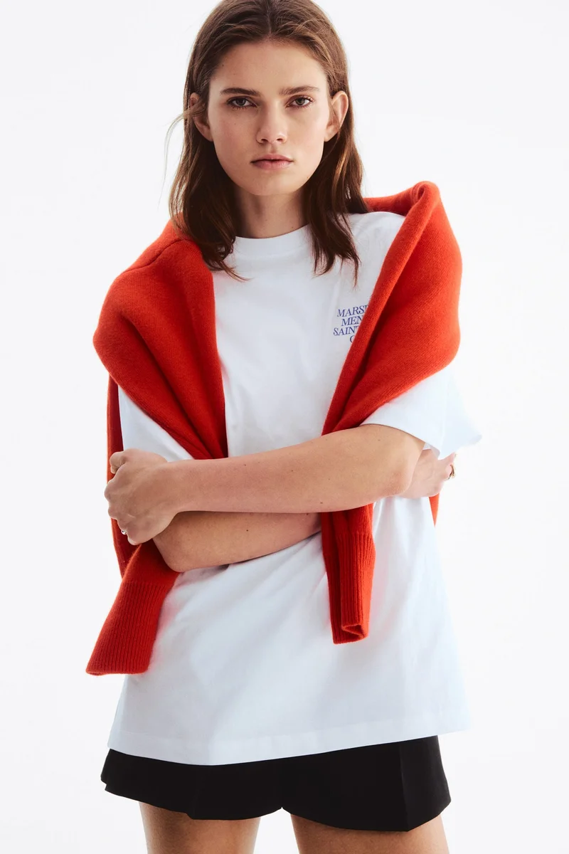 اتش اند ام تي-شيرت فضفاض مزين بطبعة