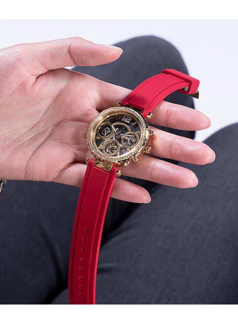 GUESS ساعة جيس متعددة الوظائف للسيدات باللون الذهبي والسيليكون الأحمر GW0484L1 - Image 5