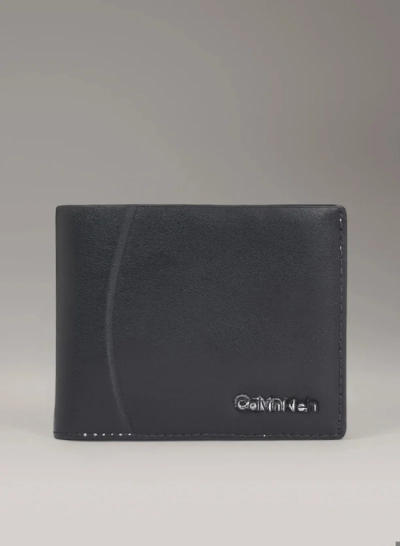 كالفن كلاين محفظة ثنائية الطي من مواد معاد تدويرها