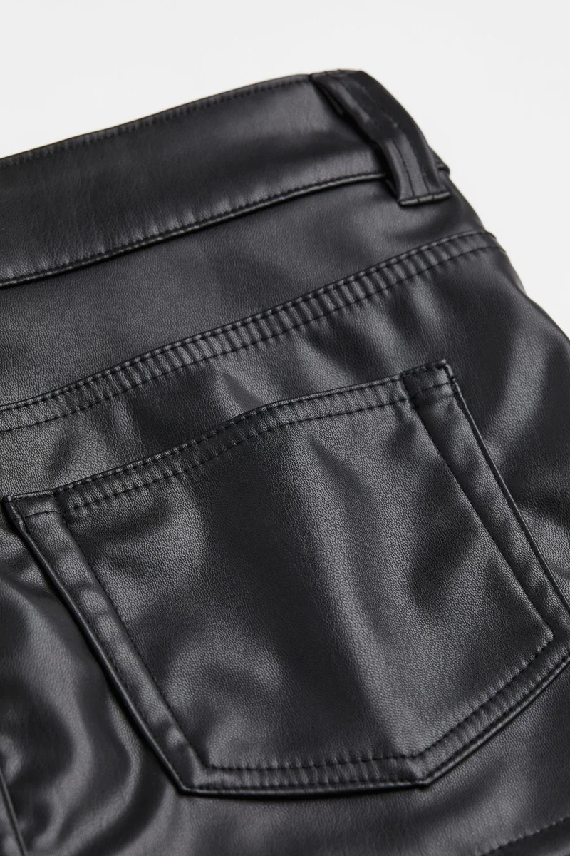 اتش اند ام تنورة قصيرة