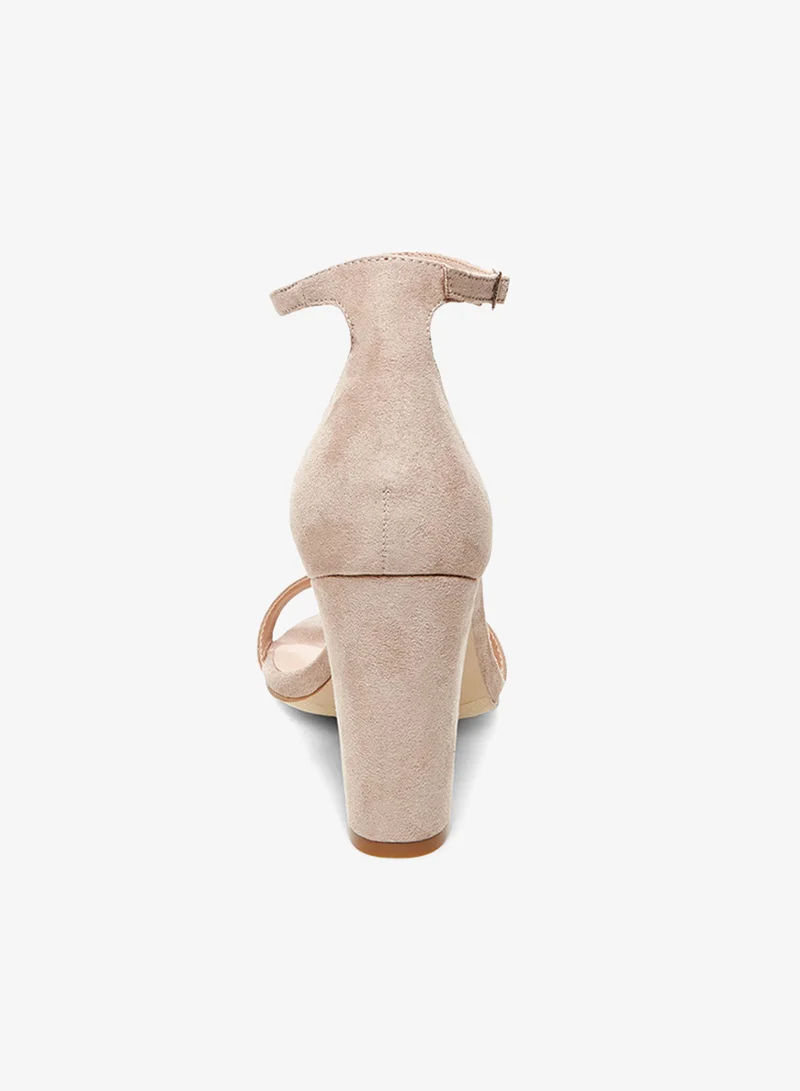 ستيف مادن صنادل بكعب وحزام للكاحل من بيلا