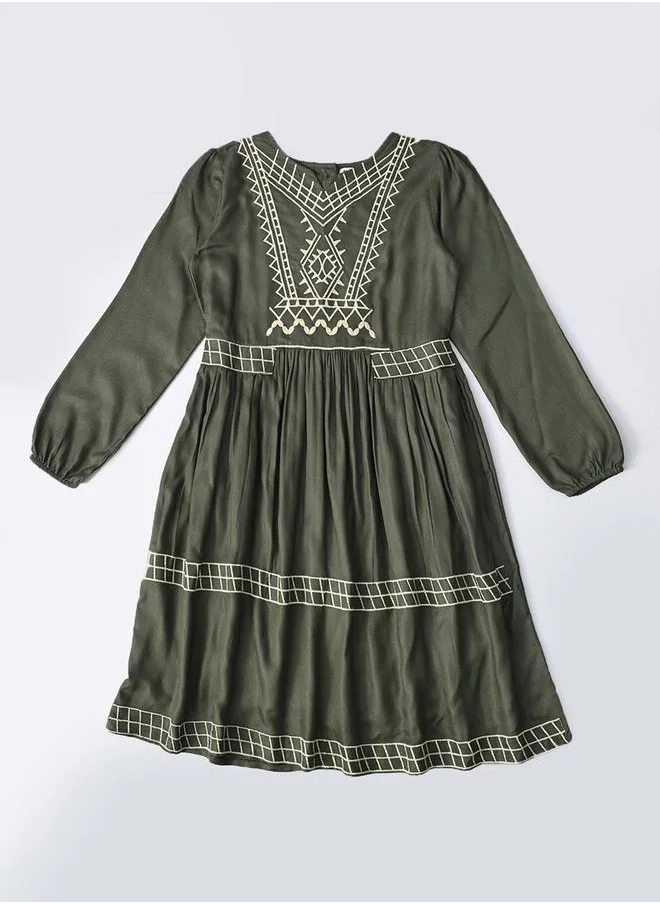بيلا مودا Bella Moda Embroidered Notch Neck Knee-Length Dress