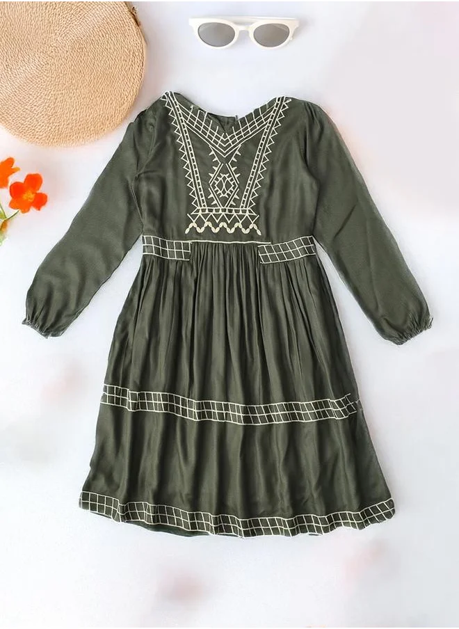 بيلا مودا Bella Moda Embroidered Notch Neck Knee-Length Dress