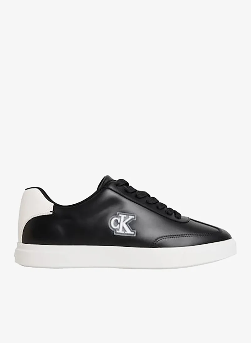 كالفن كلاين أحذية رياضية جلدية بنعل كوب منخفض بنقوش بارزة