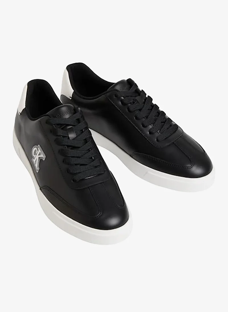 كالفن كلاين أحذية رياضية جلدية بنعل كوب منخفض بنقوش بارزة